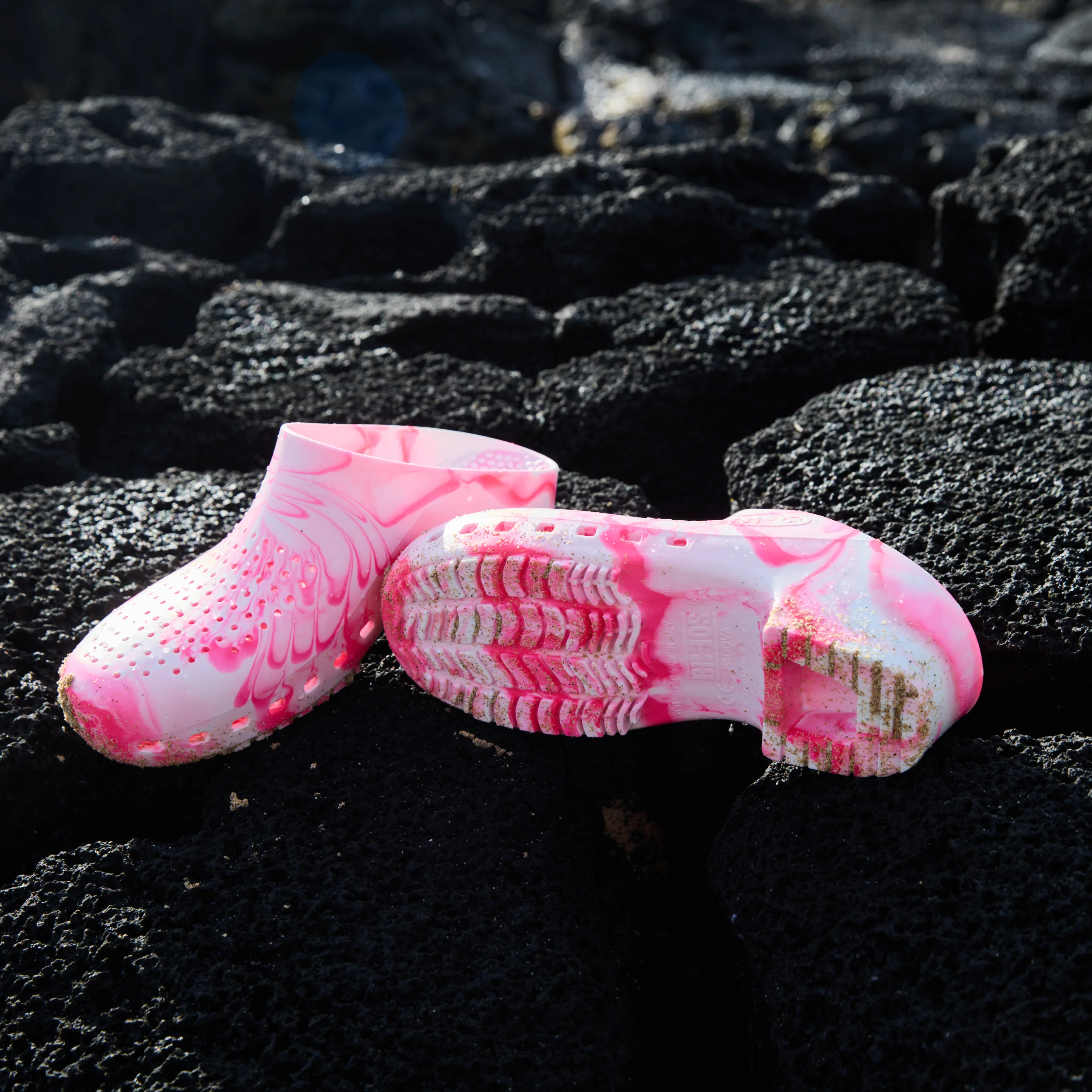 Calzuro Classic With Holes Pink/White - Image 3